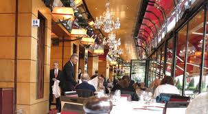 Temple de la gastronomie parisienne, on y sert une cuisine de brasserie traditionnelle où prime la qualité des produits : Brasserie La Lorraine Paris Bistro