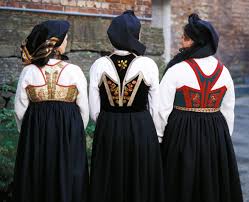 The two people on the left and the man on the far right are wearing east telemark bunads, the woman on the left is karin brennesvik, a world famous teacher of norwegian dance she was… Kvinnebunad Fra Vest Telemark 1 Store Norske Leksikon
