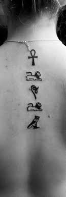 Si quieres tener en tu cuerpo los tatuajes más molones y el planeta del tatuaje egipcio pequeño es uno de los universos que más exponencialmente están. 1001 Ideas De Tatuajes Egipcios En Bonitas Imagines Tatuaje Egipcio Tatuajes Cuello Tatuaje En La Espalda