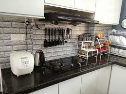 Selain memilih desain dapur sempit yang tepat agar terasa lebih luas, hal yang tak kalah penting adalah menjaga kerapian dan kebersihan dapur. Cara Susun Atur Dapur Sempit Supaya Nampak Lebih Luas Kemas Ilham Media