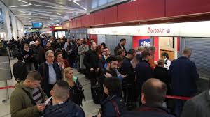 Reihum umarmen sie sich, es fließen tränen. Air Berlin Streicht Fluge Schlangen Am Flughafen Tegel B Z Berlin