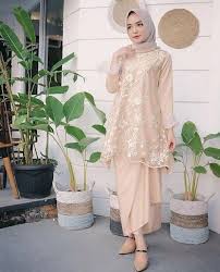 Baju batik diatas sangat cocok untuk kegiatan kondangan. 7 Inspirasi Model Kebaya Dan Hijab Ke Kondangan Untuk Tren 2020 Womantalk