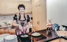 Freuen sie sich auf ferien in unserem traditionell tirolerischen gästehaus mit entsprechendem komfort. Hotel Garni Romantika Willkommen