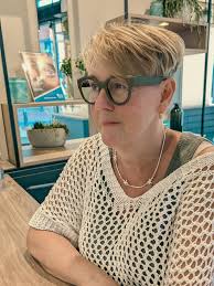 Willkommen bei uns in Greven, liebe Diana! 💐 Mit Diana Hausmann-Dreyer  gewinnen wir nicht nur eine Augenoptikmeisterin hinzu, sondern auch eine  neue Betriebsleitung. Wir freuen uns, dass Du da bist und wünschen