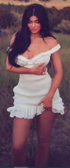 Who Made Kylie Jenner S White Dress In 2020 Kylie Jenner White Dress Kylie Jenner Outfits Casual Celebrity Inspired Outfits