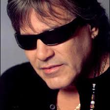 Listen to Sandro de america by El Robert 1 in Baladas & Pop en español  playlist online for free