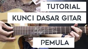 Kunci dasar pada gitar dibagi menjadi 2, yaitu kunci dasar biasa atau kunci dasar minor. Kunci Gitar Belajar Kunci Dasar Gitar Untuk Pemula Youtube