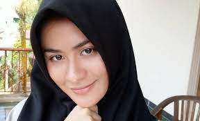 Kendati dalam sinetron mereka digambarkan saling menyukai satu. 10 Potret Terbaru Artis Sinetron Betari Ayu Yang Makin Curi Perhatian