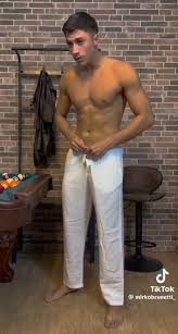 Mirko Brunetti si spoglia prima del Grande Fratello - BitchyX