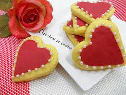 Rovesciate tutto su un piano di lavoro. Biscotti A Cuore Decorati Con Pasta Di Zucchero Divertirsi In Cucina