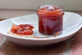 Per preparare le mele cotogne al forno con crema inglese dovete prima sbollentare le mele cotogne, poi finire la cottura in forno con le spezie, il disporre le mele cotogne in una pirofila. Marmellata Di Mele Cotogne A Pezzettoni Quella Lucina Nella Cucina