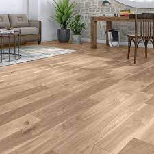 La pose de dalle pvc ou lame pvc est facile l offre de leroy merlin comprend des sols stratifiés ainsi que des parquets contrecollés et massifs dans de magnifiques essences de bois. Parquet Bois Massif Chene Naturel Huile L Artens L 15 Cm Leroy Merlin