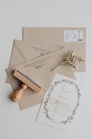 In der nacht träumt er, mit anderen in einem turm eingekerkert zu sein. Individueller Adress Stempel Illustration Zweig Floral Moderne Hochzeitseinladungen Hochzeitseinladungen Zum Ausdrucken Hochzeitseinladung Spitze