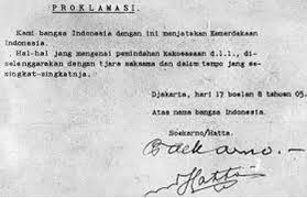 Naskah ditulis tangan oleh soekarno dibantu mohammad hatta, dan ahmad soebardjo. Teks Proklamasi Ditulis Di Rumah