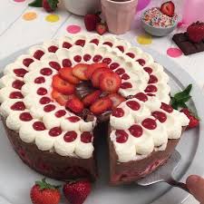 Recette Gateau Mousse Chocolat Fraises Sur Chefclub Original Recette En 2020 Mousse Au Chocolat Gateau Mousse Gateau Mousse Chocolat