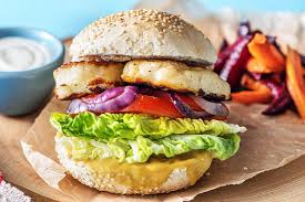 Halloumi Burger Mit Karotten Bete Sticks Rezept Hellofresh Rezept Halloumi Halloumi Burger Essen