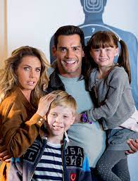 Maybe you would like to learn more about one of these? Cristian De La Fuente Habla De Su Hija Laura Y Como Se Identifica People En Espanol