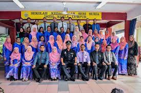 Sekolah kebangsaan sri suria (1), pada asalnya adalah sekolah rendah jenis kebangsaan (inggeris) tanah merah telah ditubuhkan pada tahun 1956. Sekolah Kebangsaan Seri Suria