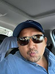 Buen dia a todos; 1. Nunca des la mano estando sentado. 2. Nunca hables mal  de la comida cuando eres el invitado. 3. No te comas el último trozo de  algo que