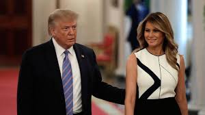Donald et melania trump ont franchi, pour la dernière fois les portes de la maison blanche. Donald Trump En Deuil Sa Femme Melania Rejette Son Mari Devant Les Cameras Femme Actuelle Le Mag