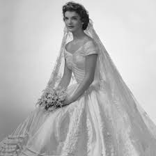 Jackie and kennedy eventually had their first dance to i married an angel and cut a wedding cake that measured four feet in height. Jackie Kennedy Die Traurige Und Viel Zu Selten Erzahlte Geschichte Ihres Brautkleids Vogue Germany