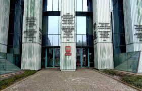 Po decyzji sądu pierwszej instancji umowa została zerwana i bank naliczył kwotę, którą kredytobiorca musiał spłacić po przewalutowaniu. Pis Bierze Sie Za Sad Najwyzszy Co Ma Sie Zmienic