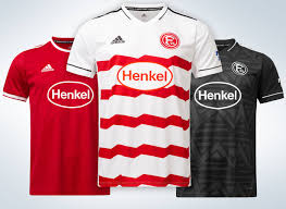 So sieht das neue trikot von fortuna aus Fortuna Dusseldorf So Reagiert Das Netz Auf Die Neuen Trikots Zur Saison 2021 22