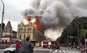 O museu da língua portuguesa, também conhecido por estação luz da nossa língua, foi fundado no ano de 2006 sendo beneficiado da lei de incentivo a cultura. Museu Da Lingua Portuguesa Reabre Seis Anos Apos Incendio