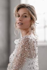 Atemberaubend, verführerisch und bezaubernd zugleich. Glitzernde Brautkleider Im Glitter Blur Bridal Editorial