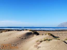 Playa De Famara Ulubiona Plaza Cesarego Manrique I Doceniona Przez Pedro Almodovara Ktory Nakrecil Tam Kilka Scen Filmu Przerwane Objeci Beach Outdoor Water