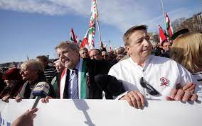 A család elvileg szent, a politikusok gyermekei elvileg tabunak számítottak. Itthon Eldolt A Fidesz A Vegsokig Ki Fog Tartani Bayer Mellett Hvg Hu