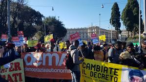 Lo striscione d'apertura della manifestazione di roma del 19 ottobre che rappresenta anche uno degli. Roma Manifestazione Contro Il Decreto Salvini Mimmo Lucano In Corteo Con I Manifestanti