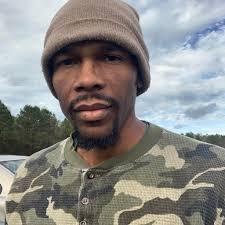 Dave Kindig puts the finishing touches