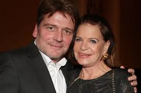 Von Dallas nach Hamburg: Michael Bay stellt seinen neuen Actionkracher ...