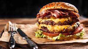 Los historiadores creen que la carne picada fue la primera mención del antepasado de la hamburguesa está en un libro de cocina inglés de 1763 de hannah glasse, the art. Wawnkmnbx1robm