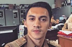 Menurut saya orang paling tampan adalah orang ini. Cowok Ganteng Kota Bandung