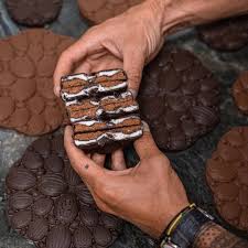 Les Meilleurs Chocolatiers De Paris Ces Adresses Divines Chocolatiere Fondre Du Chocolat Chocolat Chaud Maison