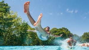 Essen Zwei Bademeister Von Jungen Mannern Verprugelt