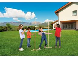 Estos juegos infantiles se pueden realizar en el jardín de casa o en otros espacios al aire libre, escoged el que más se ¿vemos juntos estos juegos infantiles al aire libre? Limbo
