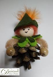 Peter Pan Die Handgefertigte Figur Aus Zapfen Naturmaterial Ist Eine Bezaubernde Geschenkidee Fur Kin Basteln Weihnachten Mit Tannenzapfen Basteln Geschenke