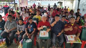 Hadiah rm1,000 diberi kepada anak selangor dari keluarga berpendapatan rm5,000 ke bawah, yang melanjutkan pendidikan ke pusat pengajian tinggi awam/swasta yang diiktiraf kerajaan yang mengikuti pengajian peringkat diploma. Free Bus Rides 16 More Benefits Only Malaysians Living In Selangor Get To Enjoy