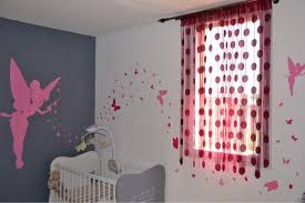 Belle déco murale et grand miroir qui crée l'impression d'espace. Kesr Chambre Bebe Rose Et Gris