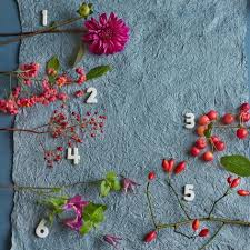 Das klare, saubere wasser sprudeltlustig heraus, und trinken kann man es auch. Blumenstrauss Mit Dahlien Clematis Und Hagebutte Living At Home Living At Home