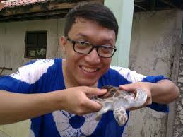 Terry dan penyu remaja, di Penangkaran Penyu, Batu Hiu.