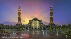 Terletak di persimpangan antara sungai klang dan sungai gombak telah di bina pada tahun 1909 masjid jamek adalah di anntara salah satu masjid yang tertua di kuala lumpur. Senarai Masjid Di Kuala Lumpur Alkhuli
