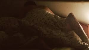 毛布の下のベッドで私の角質の妻をクソ