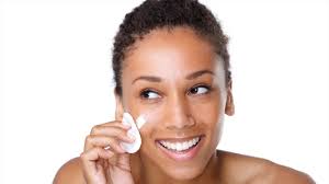 Fond de teint, eau micellaire, parfums... 10 idées reçues qui menacent  notre routine quotidienne