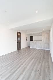 開放的な勾配天井リビングで寛ぐ南向きの家 世田谷区にあるジェネシスの新築分譲住宅の施工写真集1 フローリング オーク フローリング 色 リビング フローリング