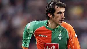 In het duel met schalke 04 op 23 mei greep micoud tegenstander. Micoud Back To Bordeaux Eurosport