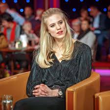 Juni schlossen sich philipp preiss von der design factory pforzheim,… Gntm Prosieben Ex Kandidatin Tritt Quasi In Heidi Klums Fussstapfen Sie Wird Zur Model Mama Tv